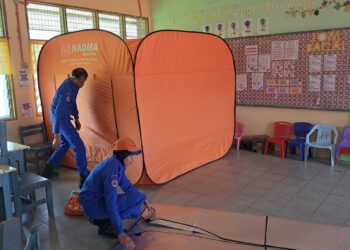 ANGGOTA Angkatan Pertahanan Awam Malaysia (APM) membantu mengemas kubikel di Pusat Pemindahan Sementara Sekolah Kebangsaab Lubuk Kulit di Lipis, Pahangm, hari ini.