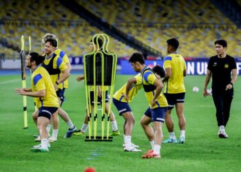 Skuad Harimau Malaya berlatih di padang Stadium Nasional Bukit Jalil, semalam sebagai persiapan menentang Timor Leste dalam saingan Piala ASEAN malam ini. - UTUSAN/SHIDDIEQIIN ZON