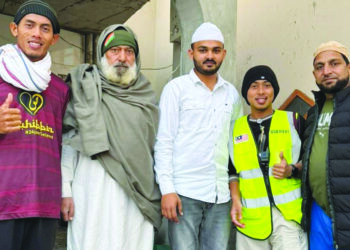 MOHAMAD Azizul Abdullah (kiri) dan  Mohamad Al-Bukhari Ellia (dua dari kanan) bersama penduduk tempatan semasa berada di Haryana, India ketika dalam misi berjalan kaki ke Mekah. - UTUSAN/MEDIA SOSIAL