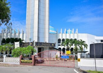 SUASANA di Masjid Al-Muktafi Billah Shah, Ladang, Kuala Terengganu yang menjadi tempat pelaksanaan hukuman sebat masih lengang pagi ini. - UTUSAN/PUQTRA HAIRRY ROSLI