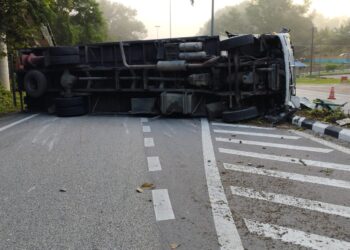 SEBUAH treler terbalik menghalang jalan Maran-Kuantan di Kilometer 74 di Maran, Pahang, - IHSAN IPD MARAN