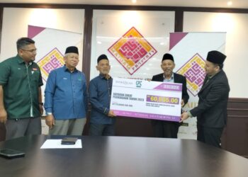 SHAIKH Harun Shaik Ismail (dua dari kanan) menerima sumbangan zakat perniagaan dari KPT Peladang Sdn. Bhd. di Kuala Terengganu, Terengganu. - UTUSAN/KAMALIZA KAMARUDDIN