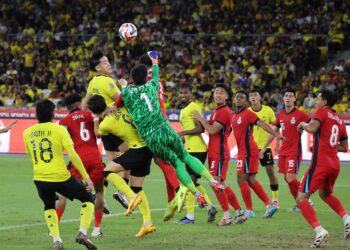 PENJAGA gol Singapura, Mohamad Izwan Mahbud menumbuk bola keluar ketika menentang Malaysia dalam aksi terakhir Kumpulan A Piala ASEAN 2024 di Stadium Nasional Bukit Jalil hari ini.