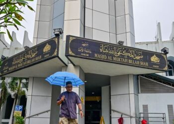 MASJID Al-Muktafi Billah Shah, Kuala Terengganu menjadi lokasi hukuman sebat secara terbuka hari ini. - UTUSAN/PUQTRA HAIRRY