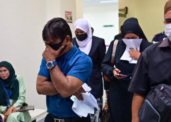 MAT HUSIN Sulaiman (depan, kiri) dan Aslina Razali (kanan) yang dituduh atas kesalahan perbuatan sebagai persediaan untuk melakukan persetubuhan luar nikah dibawa keluar dari Mahkamah Tinggi Syariah Terengganu di Kuala Terengganu hari ini. - UTUSAN/PUQTRA HAIRRY ROSLI