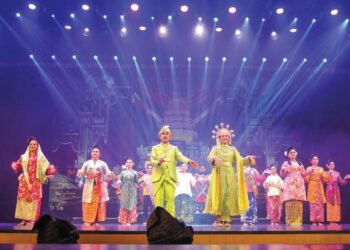 PEMENTASAN teater tradisional Mek Mulung Putera Cahaya Bulan di Zarith Sofiah Opera House, Johor Bahru, semalam.