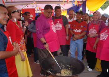 PELAKON veteran Didie Alias (kiri) menemani Ab.Rauf Yusoh menunjukkan demonstrasi memasak kari ikan sempena Festival Masakan Warisan Melaka 2024 di Memorial Pengisytiharan Kemerdekaan di Banda Hilir, Melaka. - UTUSAN/AMRAN MULUP