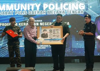 AB. RAUF Yusoh menyampaikan anugerah khas kepada bekas Ketua Polis Negara, Tan Sri Abdul Rahim Noor pada Program Community Policing PDRM di bangunan lama IPD Melaka Tengah, Banda Hilir, Melaka.