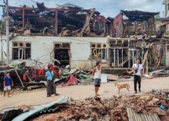 PENDUDUK memeriksa bangunan yang musnah dan rosak di pusat bandar Lashio selepas pengeboman yang dilakukan oleh tentera Myanmar.-AFP