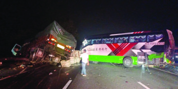 Keadaan bas yang terbabas dan berlanggar dengan lori dalam kemalangan maut di Kilometer 203.9 Lebuh Raya Utara Selatan arah utara di Alor Gajah, Melaka malam semalam.