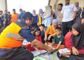 NANCY Shukri (tengah) meluangkan masa melihat aktviti sokongan psikososial yang dijalani oleh kanak-kanak yang berlindung di Pusat Pemindahan Sementara Sekolah Kebangsaan Seri Tumpat 2 di Tumpat, Kelantan hari ini. - UTUSAN/MUSTAQIM MOHAMED