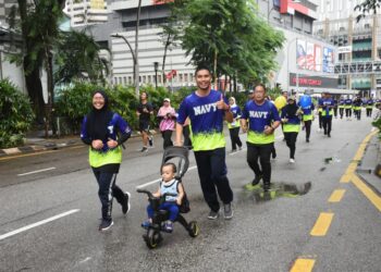 SEBAHAGIAN peserta yang menyertai larian Navy Run semalam.