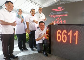 NGA Kor Ming menunjukkan angka  6,611 iaitu jumlah projek pembangunan dan infrastruktur untuk rakyat yang dilaksanakan tahun ini pada Program Sentuhan Kejayaan KPKT 2024 di Meru Raya, Ipoh semalam - UTUSAN/MUHAMAD NAZREEN SYAH MUSTHAFA