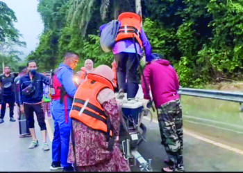 GURU yang bertugas sebagai Pemeriksa Amali Sijil Pelajaran Malaysia menaiki bot  Angkatan Pertahanan Awam Malaysia di Jerantut, Pahang. – IHSAN APM PAHANG