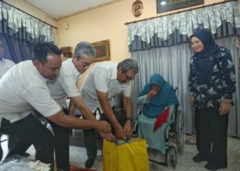 TAN Sri Wan Ahmad Dahlan Abdul Aziz, Ketua Pengarah Perkhidmatan Awam (KPPA) menyampaikan  bantuan asas kepada pesara uzur, Rohati A. Jalil, di Bukit Payong, Terengganu, pada 30 Oktober 2024.