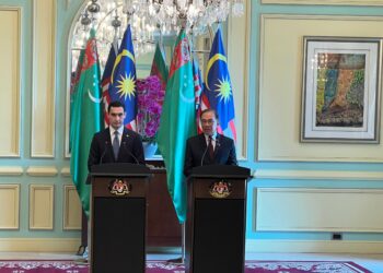 ANWAR Ibrahim bercakap pada sidang akhbar bersama Presiden Turkmenistan, Serdar Berdimuhamedow di Putrajaya. - UTUSAN/KAMARIAH KHALIDI