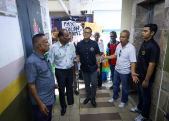 NAIB Pengerusi Pertubuhan Pergerakan Kebajikan Masyarakat, Mustaffa Kamal Syaripuddin (tiga dari kanan) bersama wakil penduduk meninjau keadan lif yang rosak sejak 16 hari lalu di Blok D, PPR Desa Rejang, Setapak Jaya.- UTUSAN/SADDAM YUSOFF