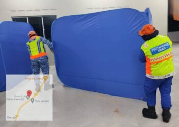 ANGGOTA Angkatan Pertahanan Awam (APM) memasang khemah untuk mangsa banjir di PPS Surau Bukit Kuin di Maran, Pahang.