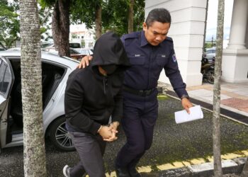 MOHD.  Nazri Abdul Razak dibawa ke Mahkamah Tinggi Ipoh hari ini untuk perbicaraan kes bunuh pelajar yang dihadapinya. - UTUSAN/MUHAMAD NAZREEN SYAH MUSTHAFA