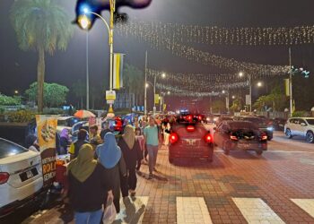 SUASANA pengunjung di kawasan perniagaan but kereta di Dataran MBI di Ipoh, Perak - UTUSAN/SAYED HESHAM IDRIS