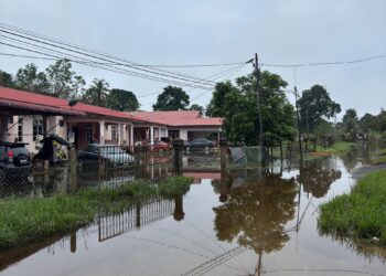 KEADAAN banjir termenung yang menjejaskan 11 buah rumah penduduk di Kampung Rawai, Marang, Terengganu sejak bulan lalu. - MINGGUAN. PUQTRA HARRY ROSLI