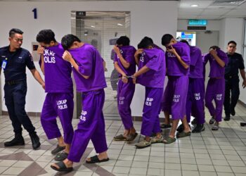 PELAJAR sebuah institusi pengajian tinggi awam (IPTA) yang ditahan reman bagi membantu siasatan kes pukul secara bergilir-gilir dibawa keluar dari Mahkamah Majistret Kuala Terengganu, hari ini. - UTUSAN/ PUQTRA HAIRRY ROSLI