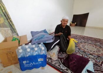 MOHD. HANAFIAH Omar di hadapan rumahnya yang menjadi tempat mangsa banjir menumpang di Kampung Padang Setebu, Hulu Terengganu.