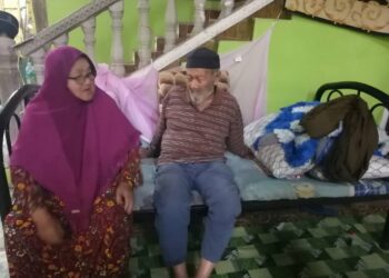 RABIAH Hamzah dan Mamat Samad di dalam ruang dapur rumah mereka di Kampung Dusun, Hulu Terengganu, hari ini. - UTUSAN/ NOOR HAYATI MAMAT