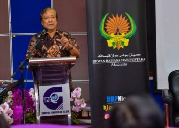 SASTERAWAN Negara Datuk Dr. Rahman Shaari ketika mengendalikan bengkel Hidupkan Puisi Dengan Pena di IPGM Bangi baru-baru ini.-FOTO Ihsan DBP