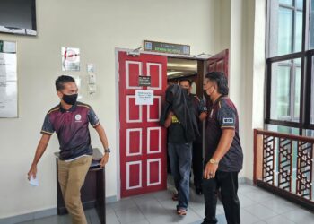 MOHD. Affendi Awang dibawa keluar dari  Mahkamah Tinggi Syariah Terengganu di Kuala Terengganu, pada 20 November lalu. - UTUSAN/ZAID MOHD. NOOR