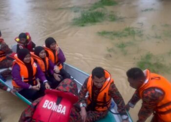 PASUKAN penyelamat membawa keluar murid Sekolah Kebangsaan Padang Kubu, Kijal di Kemaman, Terengganu  selepas sekolah itu dinaiki air hari ini.