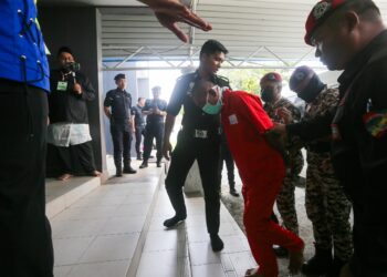 MOHD.  Affendi Awang dibawa ke Masjid Al-Muktafi Billah Shah, Kuala Terengganu pada pukul 2.29 petang untuk menjalani hukuman sebat atas kesalahan khalwat berulang. - UTUSAN/PUQTRA HAIRRY ROSLI