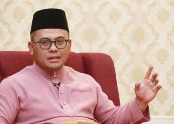 AMIRUDIN Shari ditemu bual Utusan Malaysia dekat Kediaman Rasmi Menteri Besar Selangor, di Shah Alam, Selangor, semalam. - UTUSAN/AFIQ RAZALI