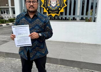 MEGAT bersama laporan SPRM yang dibuatnya. - Ihsan Datuk Seri Megat D Shahriman Zaharudin