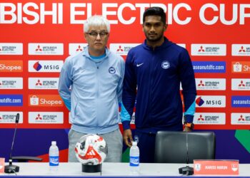 Ketua Jurulatih Singapura, Tsutomu Ogura dan ketua pasukan, Harris Harun pada sidang akhbar pra-perlawanan terakhir kumpulan A Piala ASEAN 2024, menentang Malaysia, di Stadium Nasional Bukit Jalil, di sini hari ini. UTUSAN/SHIDDIEQIIN ZON