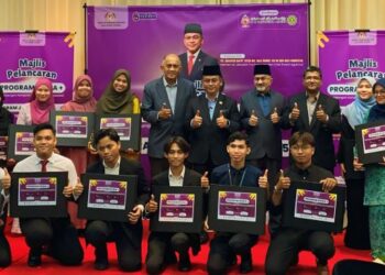 MOHD. NA’IM Mokhtar (barisan belakang, tujuh dari kiri) bersama mahasiswa yang menerima bantuan Siswa Plus di Universiti Islam Antarabangsa Malaysia (UIAM) di sini, hari ini. - UTUSAN/SABRINA ZULKIFLI