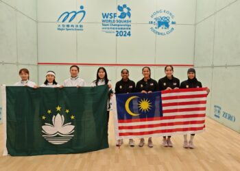 BARISAN pemain negara  bergambar bersama pasukan Macau sebelum perlawanan Kumpulan E bermula pada Kejohanan Skuasy Berpasukan Dunia di Hong Kong, hari ini.