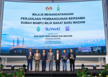 ANWAR Ibrahim (tengah) menyaksikan pemeteraian Perjanjian Pembangunan Bersama Rumah Mampu Milik Bakat Baru Madani antara SkyWorld Development Berhad dan Pulau Pinang Development Corporation di Kuala Lumpur, semalam.