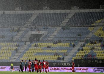 Hanya segelintir penonton hadir menyaksikan perlawanan Piala Malaysia antara  Terengganu FC menentang Melaka FC di Stadium Sultan Mizan Zainal Abidin, Gong Badak, Kuala Nerus, minggu lalu. -UTUSAN/PUQTRA HAIRRY