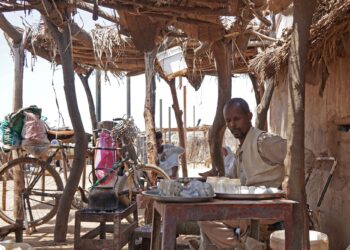 SEORANG lelaki duduk di kedai kopi yang daif di selatan Sudan.-AFP