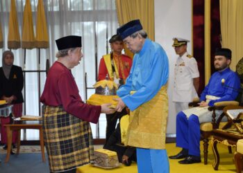 SULTAN Sharafuddin Idris Shah berkenan menerima Air Doa Selamat yang dipersembahkan oleh Tengku Panglima Besar Selangor, Tengku Abdul Samad Shah pada Istiadat Menyembahkan Air Doa Selamat di Istana Bukit Kayangan,, Shah Alam, semalam. - UTUSAN / AFIQ RAZALI