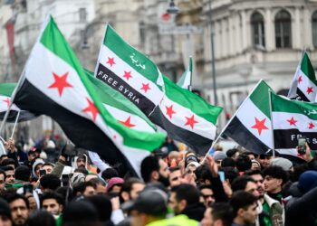 KOMUNITI Syria mengibarkan bendera kumpulan pembebasan ketika meraikan kejatuhan rejim Bashar al-Assad di Vienna, Austria.-AFP