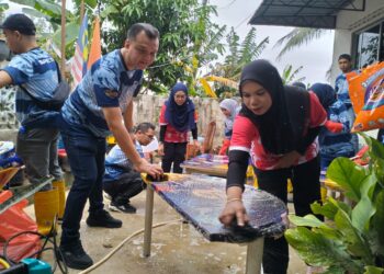 WAN Norlee Wan Ismail (kanan) bergotong royong bersama Skuad Ihsan Madani di Tabika Kemas Teluk Jering, Tumpat, Kelantan.- UTUSAN/ROHANA ISMAIL