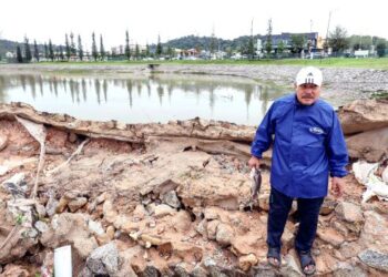 KEADAAN kolam takungan air berhampiran Taman Seri Alam, Saujana Utama yang pecah menyebabkan limpahan air keluar ke kawasan kediaman penduduk. - UTUSAN/FARIZ RUSADIO