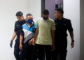 ANGGOTA polis membawa Mahadi Ismail (dua dari kiri) dan Aizat Hakim Mohammad untuk didakwa atas pertuduhan merogol kanak-kanak bawah umur di Mahkamah Sesyen Kota Bharu, Kelantan hari ini. - UTUSAN/KAMARUL BISMI KAMARUZAMAN