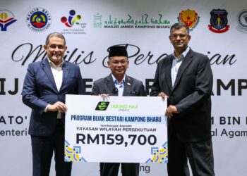 MOHD. Naim Mokhtar (tengah) menyaksikan Pengarah Urusan Kumpulan merangkap Ketua Pegawai Eksekutif Tabung Haji, Syed Hamadah Syed Othman (kiri) menyerahkan replika cek bernilai RM159,700 kepada Pengerusi Jawatankuasa Eksekutif Yayasan Wilayah Persekutuan, Dr. Abdul Basir V. Kunhimohamed (kanan) pada Majlis Perasmian Program Bijak Bestari Kampung Bharu yang berlangsung di Menara TH Tun Razak di sini, hari ini. UTUSAN/MUHAMAD IQBAL ROSLI