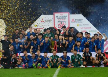 BARISAN Pemain pasukan Thailand yang memenangi Piala AFF pada 2022.