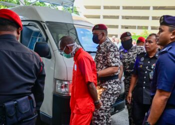 MOHD.  Affendi Awang menjalani hukuman sebat di  Masjid Al-Muktafi Billah Shah, Kuala Terengganu atas kesalahan khalwat berulang. - UTUSAN/PUQTRA HAIRRY ROSLI