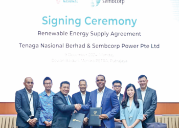 MEGAT Jalaluddin (tiga dari kiri) bertukar dokumen dengan Pengarah Sembcorp Power, Vickrem Vijayan pada majlis menandatangani RESA yang diadakan di Menara PETRA, Putrajaya di sini, semalam.