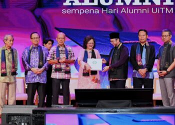 Dr. Azlinda Azman dan Dr. Shahrin Sahib dalam Majlis “Pelancaran Buku Citra Bitara & Buku Alumni Dewan Latehan RIDA” sempena Hari Perhimpunan Alumni UiTM di Dewan Agung Tuanku Canselor, UiTM Shah Alam, baru-baru ini